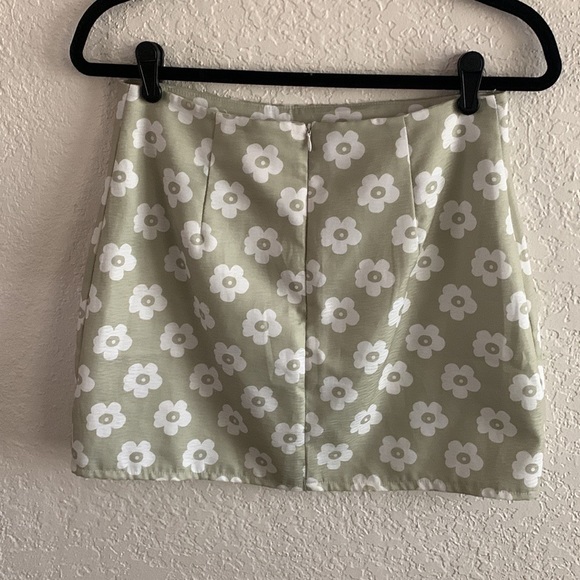 SHEIN MINI SKIRT - Picture 2 of 2